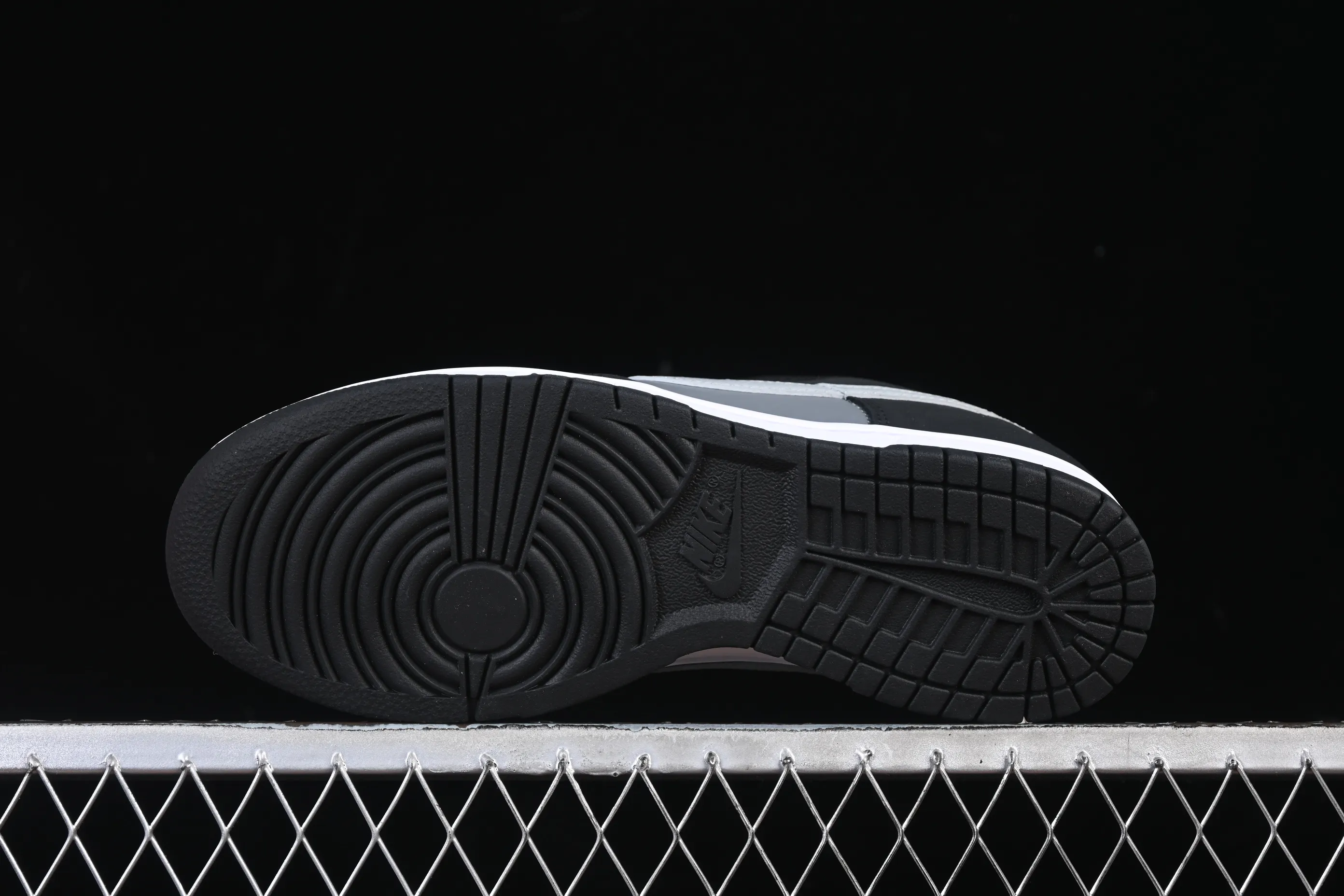 All categories Nk SB Dunk series Nk SB Dunk Low low-top sneakers Nike SB Dunk Low black gray low-top casual sneakers IB3079-001